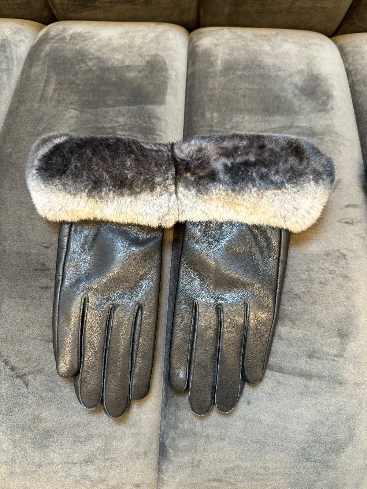 Gants en cuir colorés avec des accents de fourrure