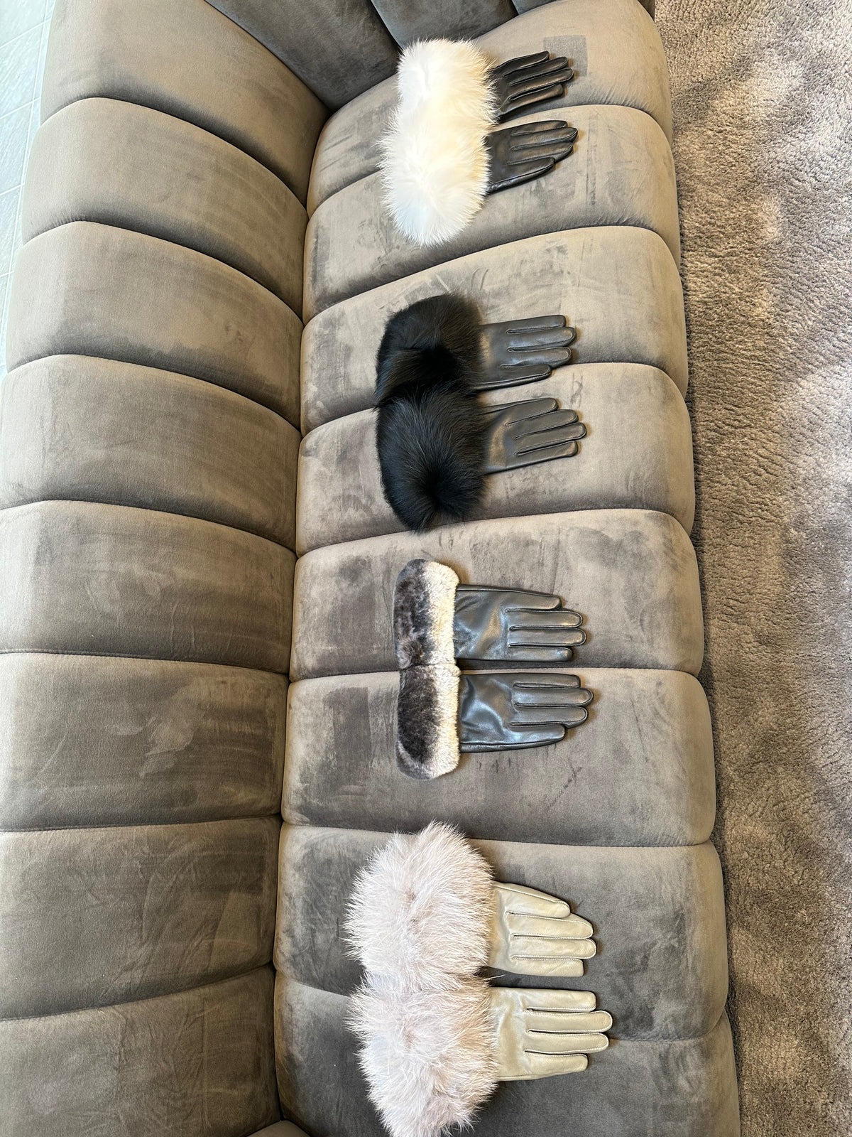 Gants en cuir colorés avec des accents de fourrure