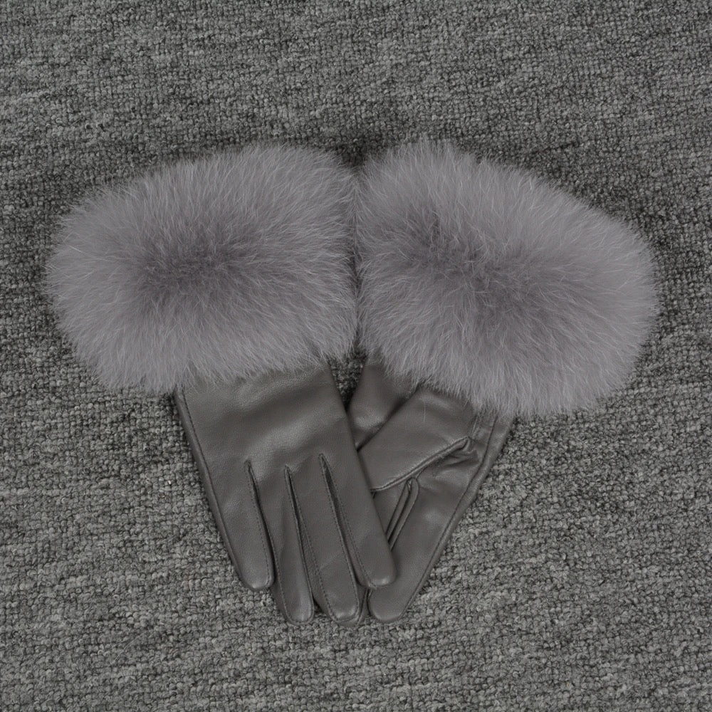 Gants en cuir colorés avec des accents de fourrure
