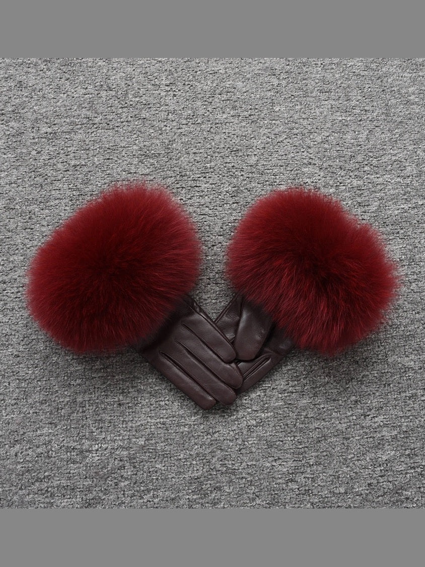 Gants en cuir colorés avec des accents de fourrure