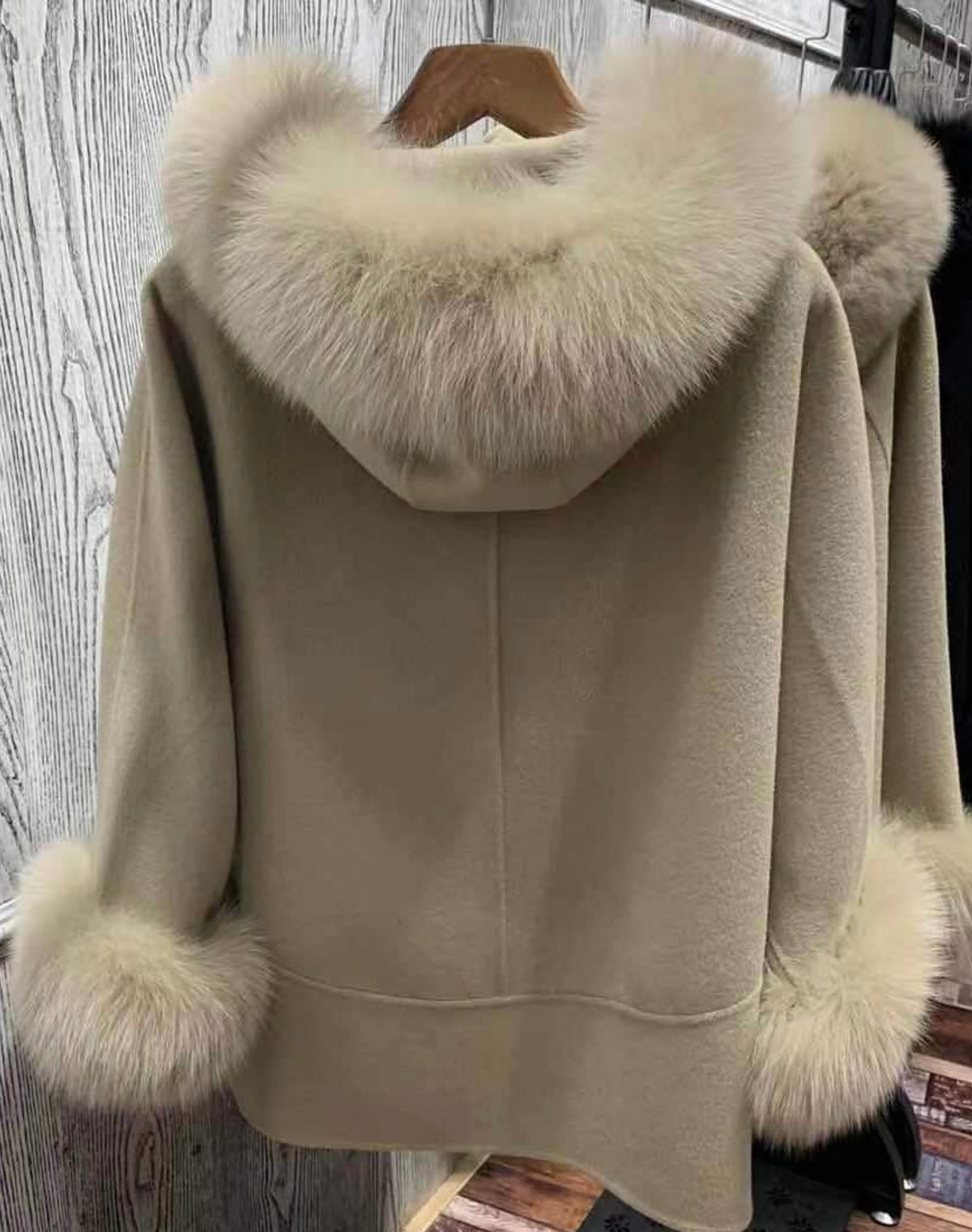 Le manteau en laine beige pour femme